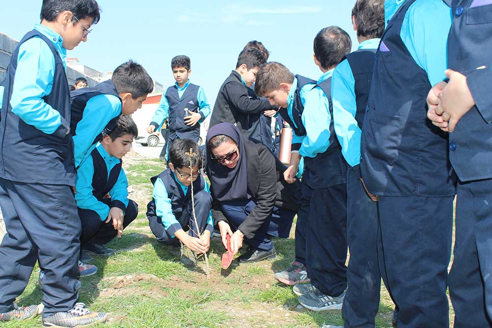 کاشت نهال توسط دانش آموزان پایه سوم در روز درختکاری